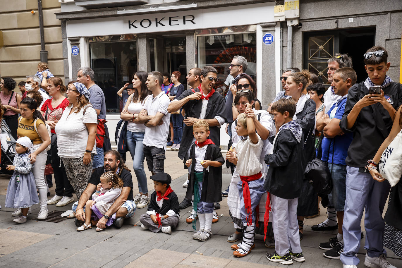 Fotos: Búscate en las fotos del Día del Blusa y la Neska de Vitoria