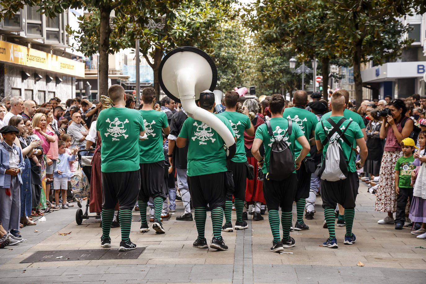 Fotos: Búscate en las fotos del Día del Blusa y la Neska de Vitoria