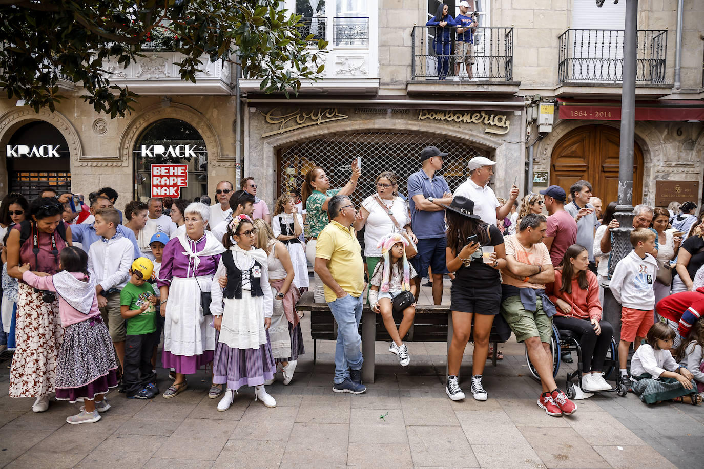 Fotos: Búscate en las fotos del Día del Blusa y la Neska de Vitoria