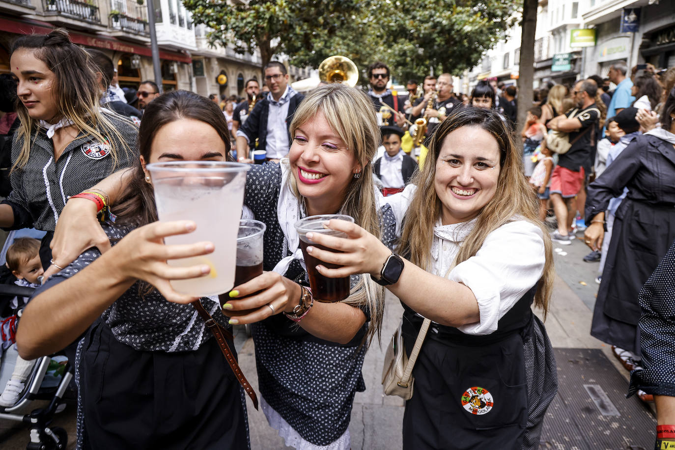 Fotos: Búscate en las fotos del Día del Blusa y la Neska de Vitoria