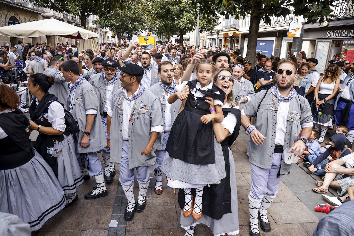 Fotos: Búscate en las fotos del Día del Blusa y la Neska de Vitoria