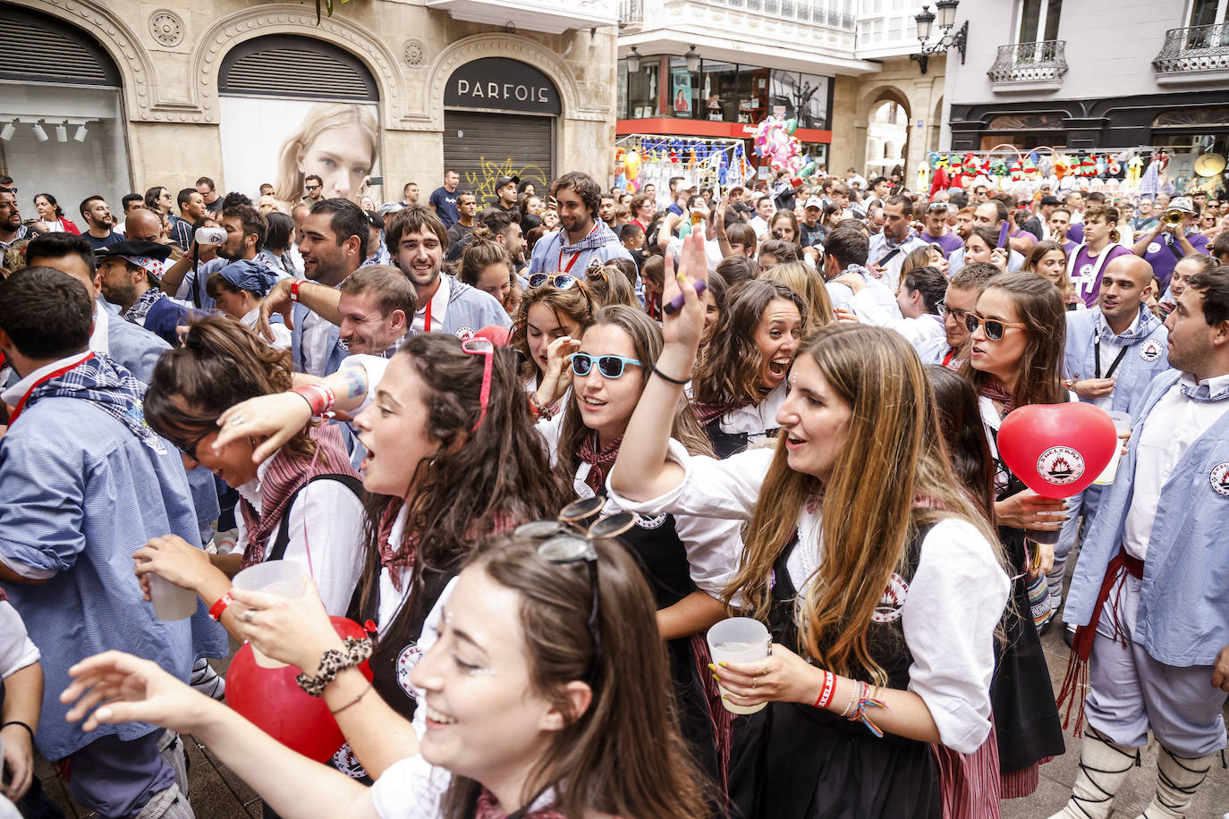 Fotos: Búscate en las fotos del Día del Blusa y la Neska de Vitoria