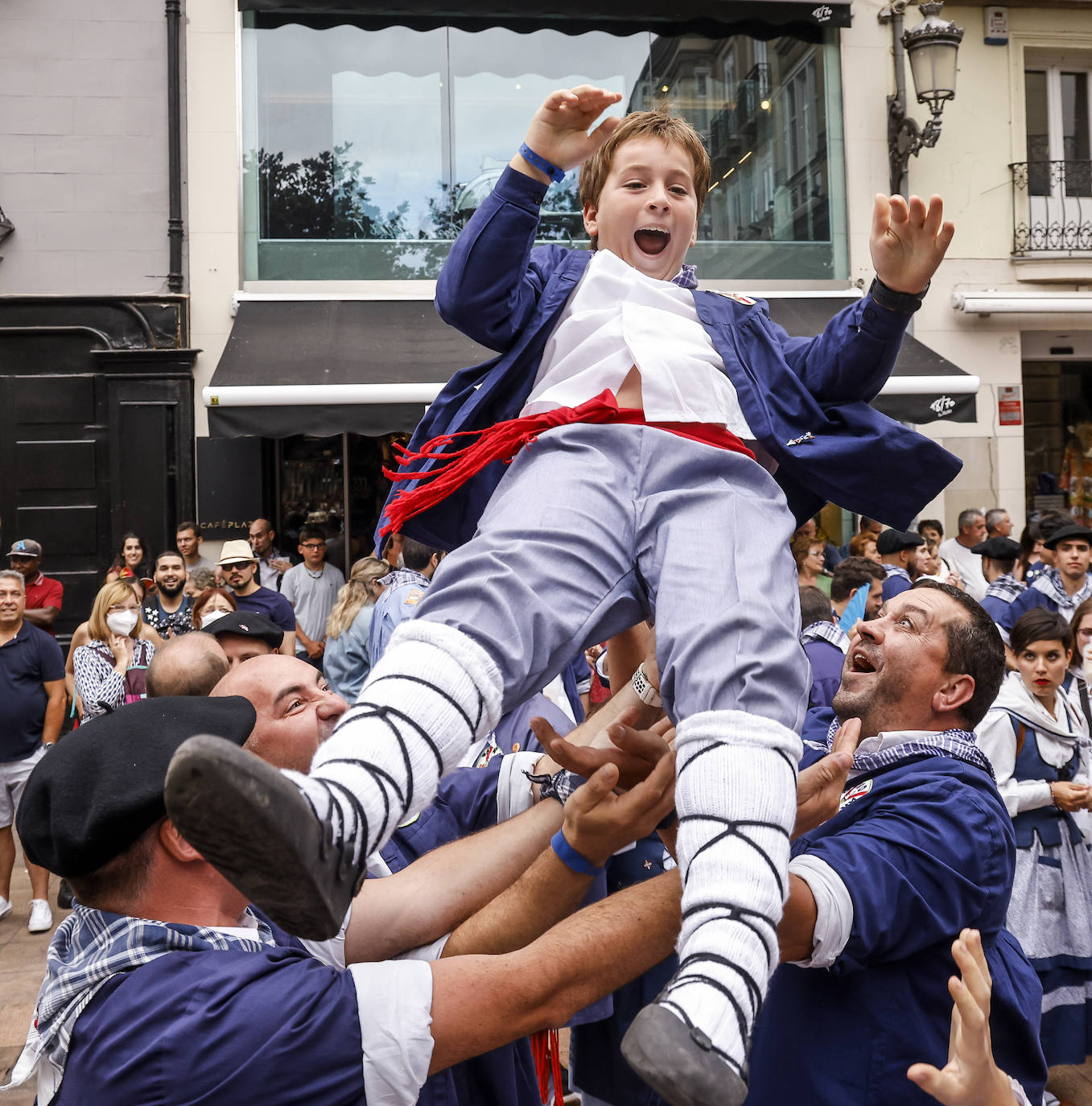 Fotos: Búscate en las fotos del Día del Blusa y la Neska de Vitoria