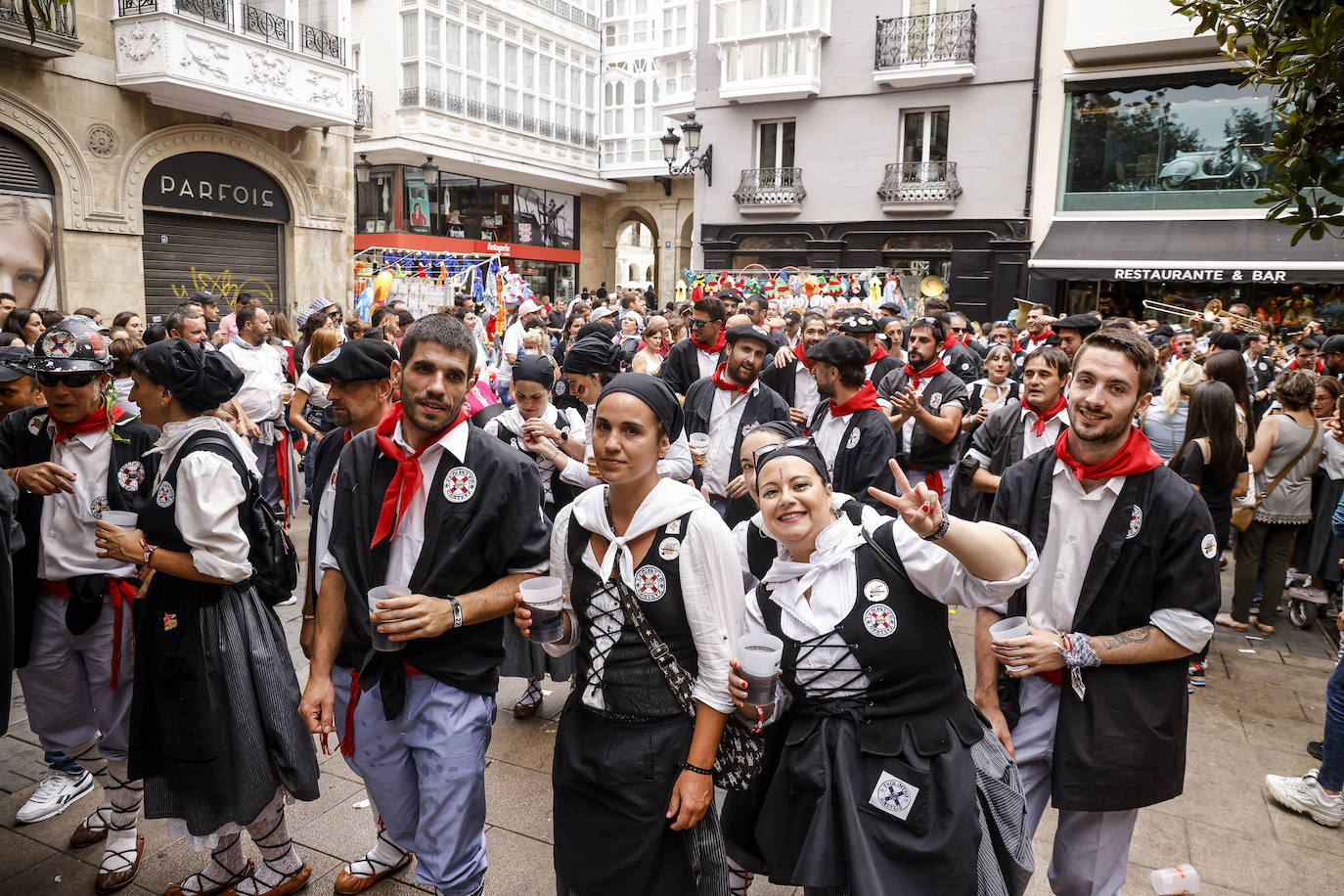 Fotos: Búscate en las fotos del Día del Blusa y la Neska de Vitoria