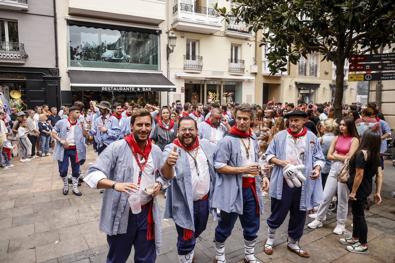 Fotos: Búscate en las fotos del Día del Blusa y la Neska de Vitoria