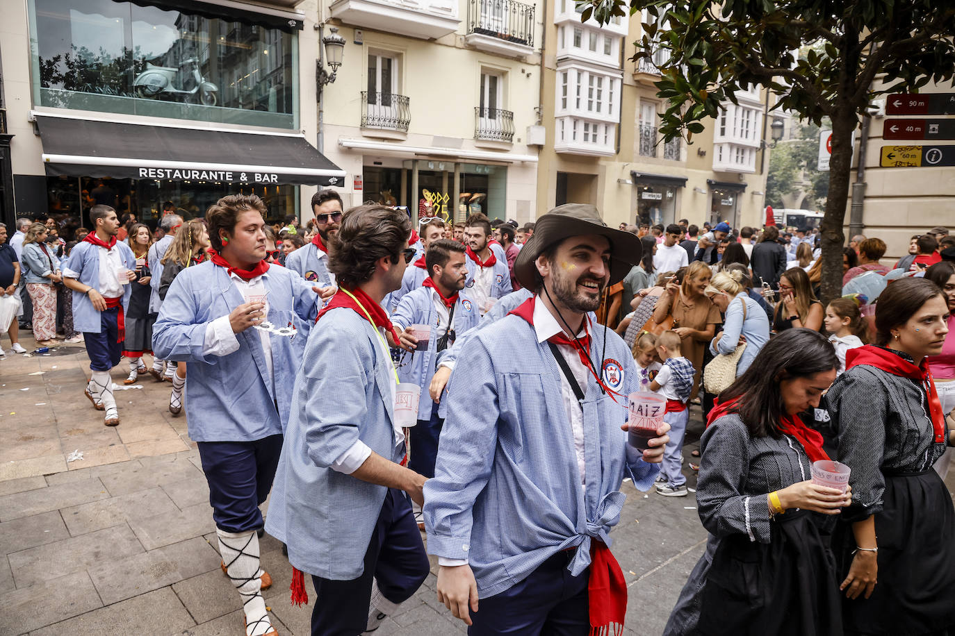 Fotos: Búscate en las fotos del Día del Blusa y la Neska de Vitoria