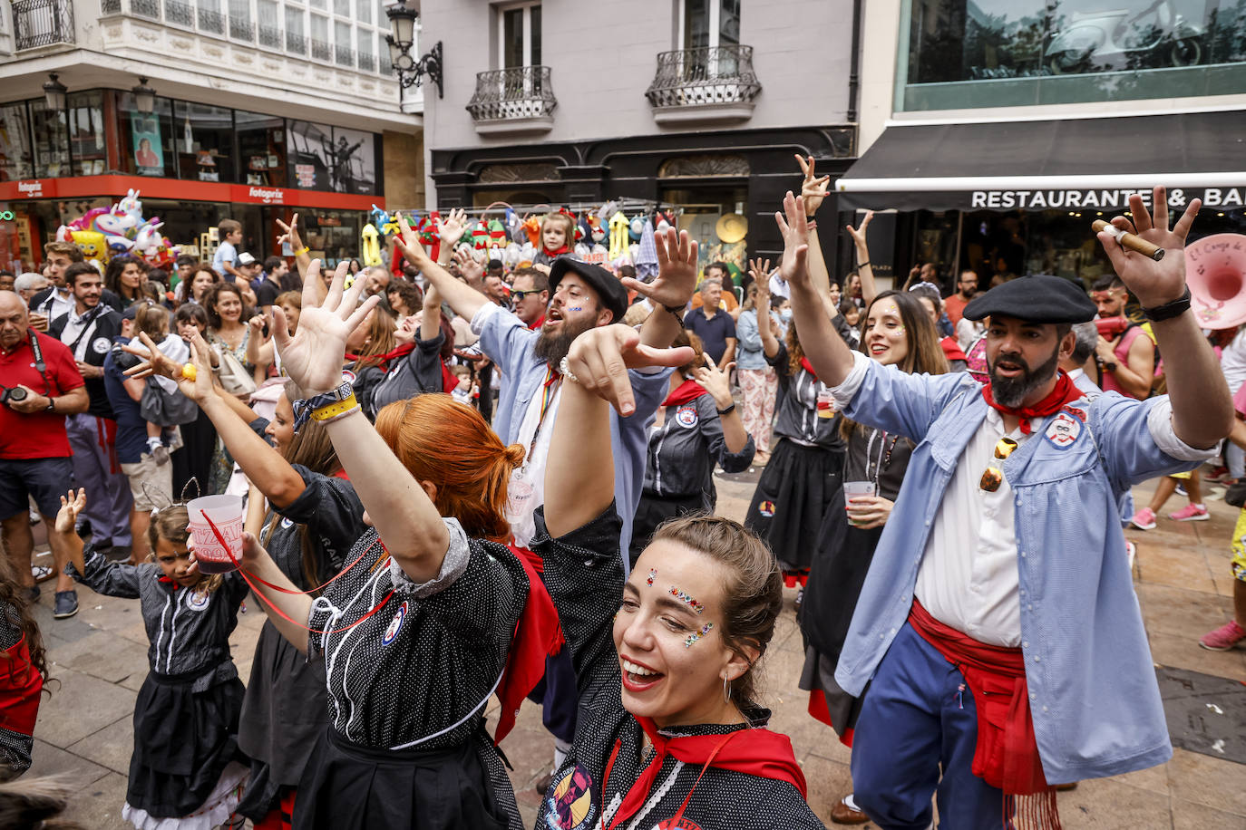 Fotos: Búscate en las fotos del Día del Blusa y la Neska de Vitoria