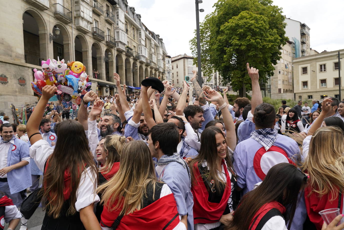 Fotos: Búscate en las fotos del Día del Blusa y la Neska de Vitoria