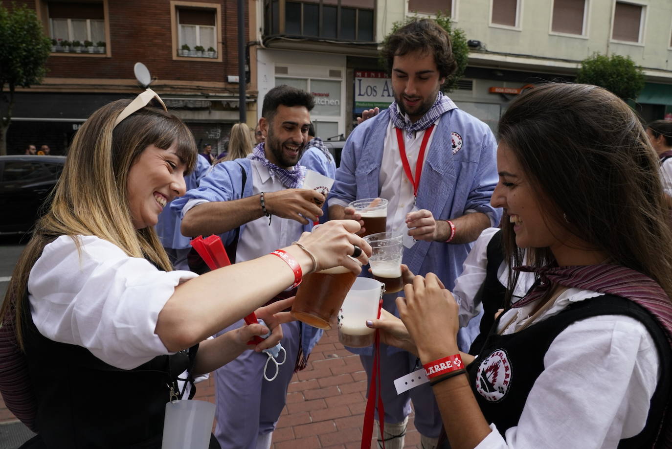 Fotos: Búscate en las fotos del Día del Blusa y la Neska de Vitoria