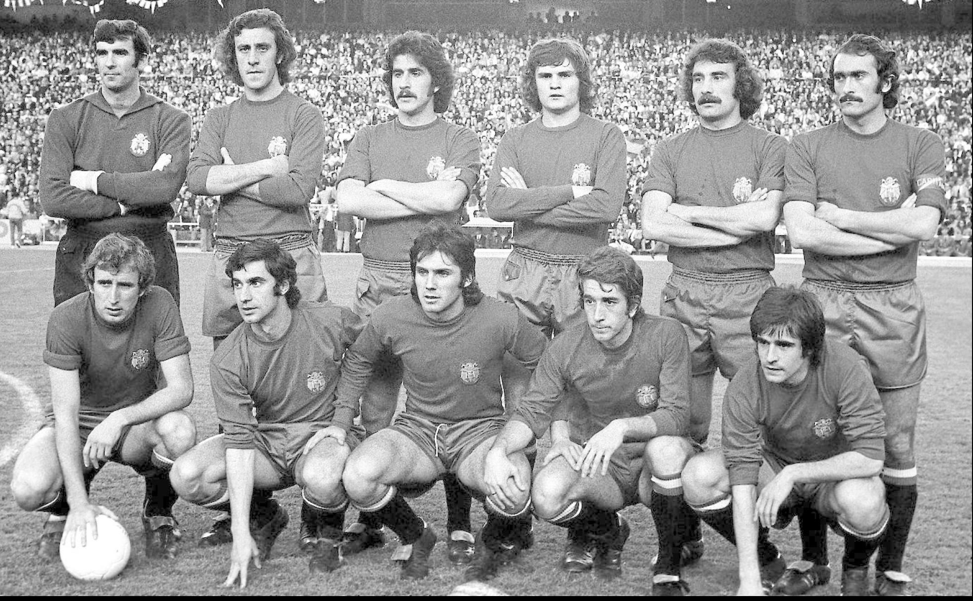 Rojo (abajo, a la derecha) fue titular en el partido de clasificación para la Eurocopa disputado el 17 de abril de 1975 en el Santiago Bernabéu con triunfo para España (1-0)