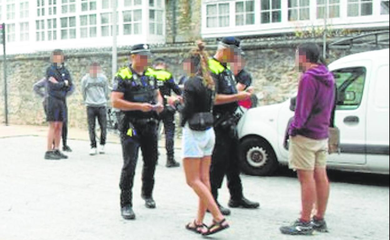 Agentes de la Policía Local identifican a varios jóvenes que se presentaron frente al despacho de la edil.