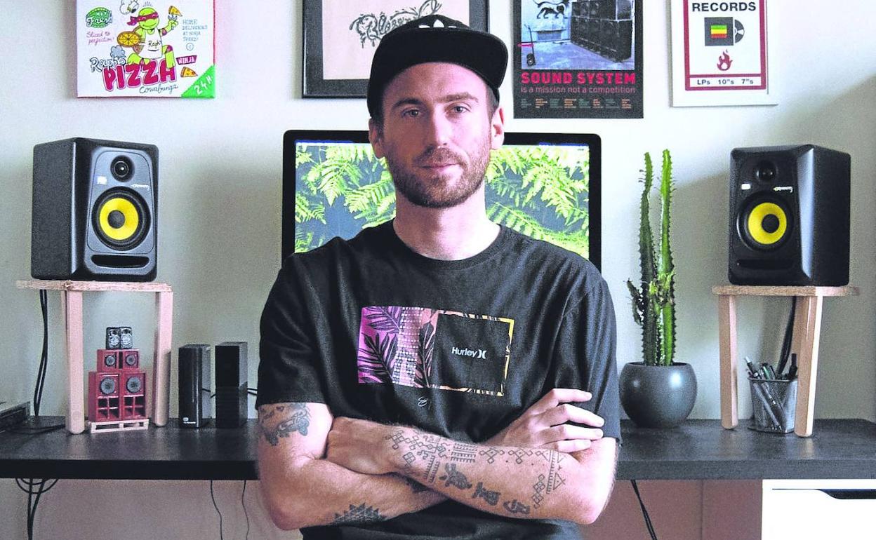 Rivera lleva muchos años ligado a la cultura reggae y forma parte del colectivo Critical Sound System, fundado en nuestra ciudad.