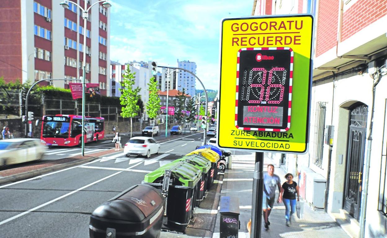 Los radares 'pedagógicos', como éste situado en la calle Juan de Garay, entraron en funcionamiento a lo largo del día de ayer. 