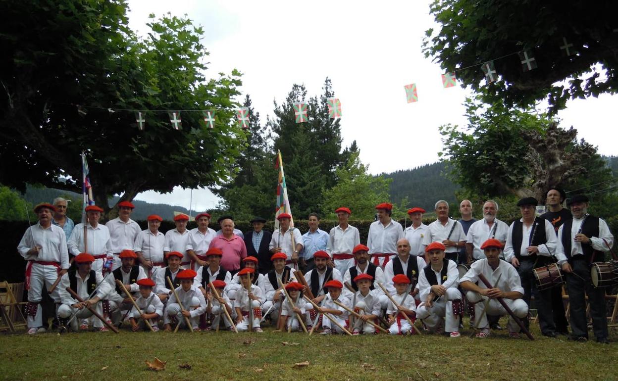 Integrantes del veterano grupo San Lorentzo de Berriz que celebrarán el 70 aniversario de su creación el 7 de agosto. 