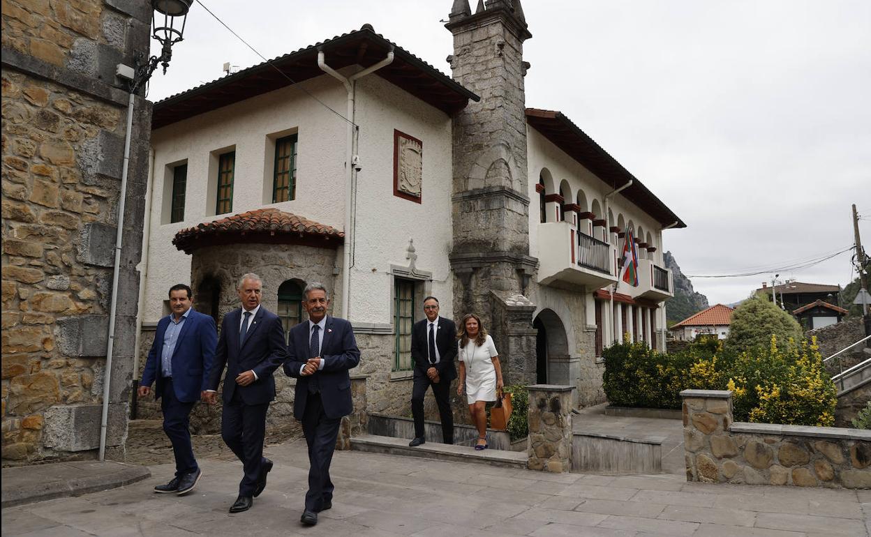 El lehendakari, Iñigo Urkullu, y el presidente de Cantabria, Miguel Ángel Revilla, ayer en Lanestosa. 