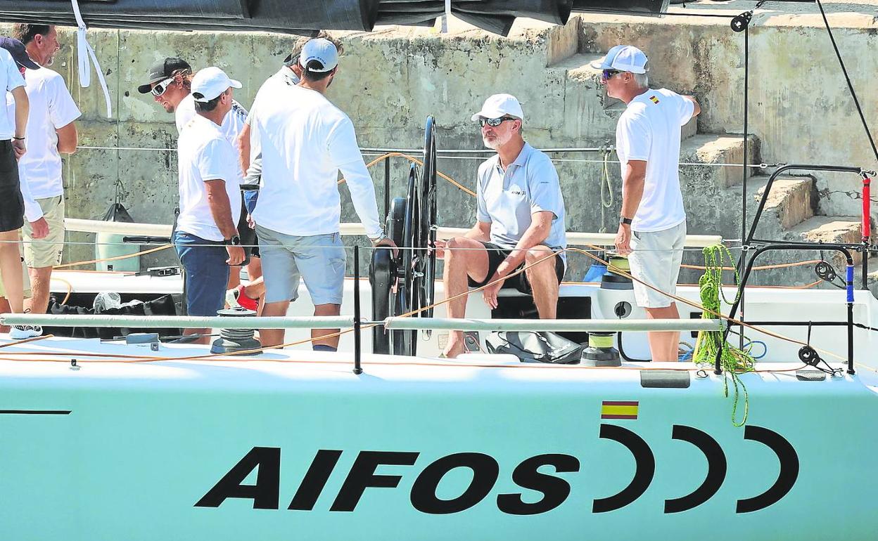 El rey Felipe VI entrena en el 'Aifos', dos días antes de la 40ª Copa del Rey Mapfre de Vela, en Mallorca. 