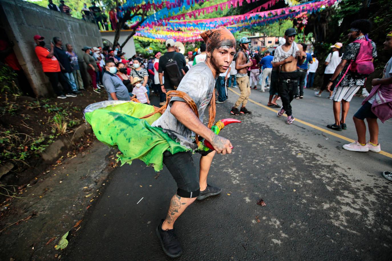 Fotos: Pintados con aceite negro para festejar las fiestas en Nicaragua