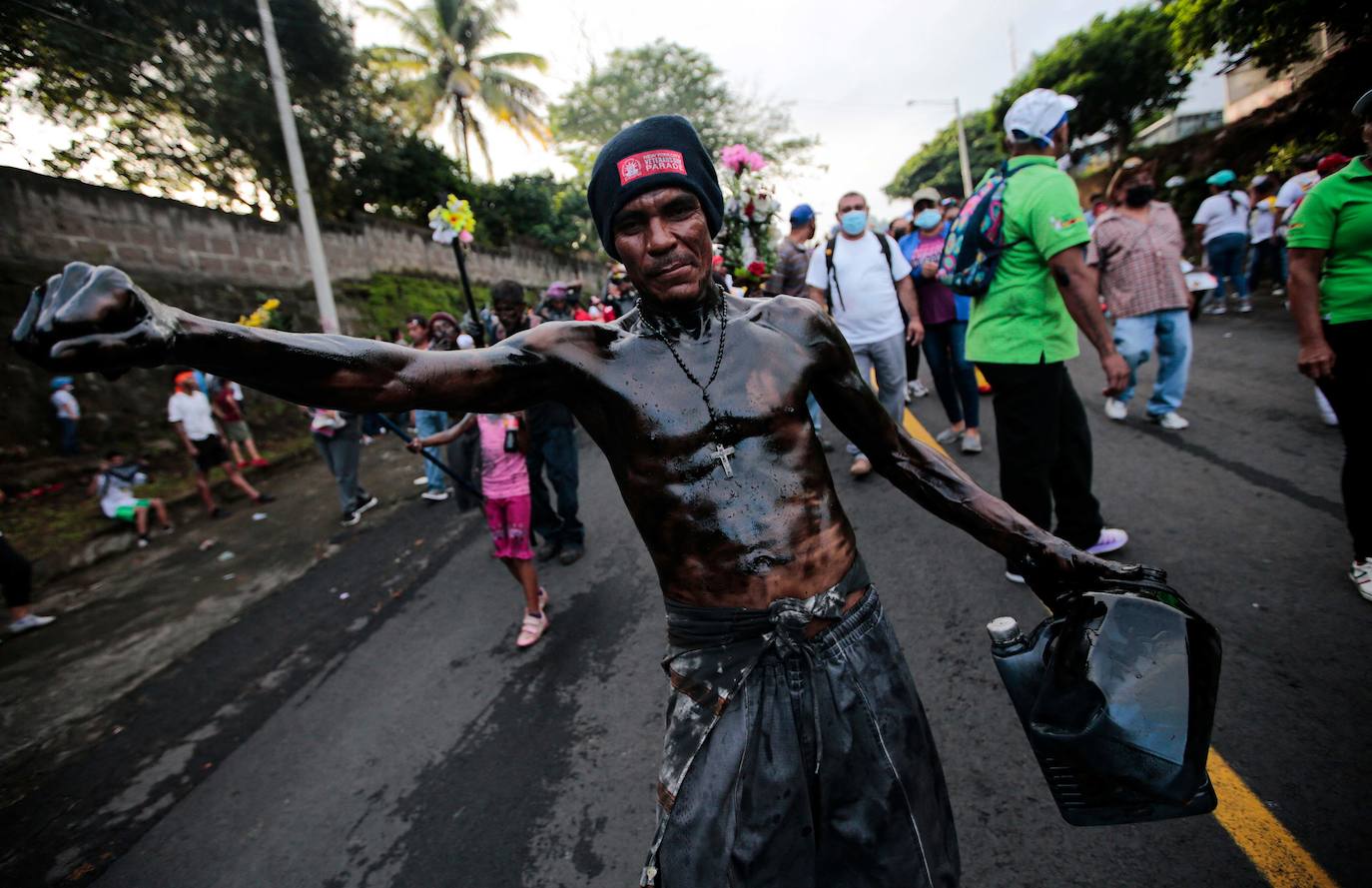 Fotos: Pintados con aceite negro para festejar las fiestas en Nicaragua