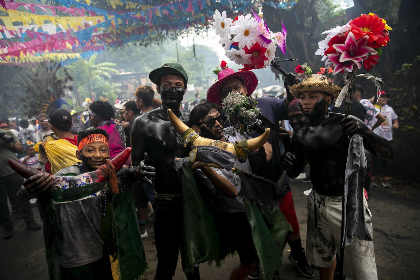 Fotos: Pintados con aceite negro para festejar las fiestas en Nicaragua