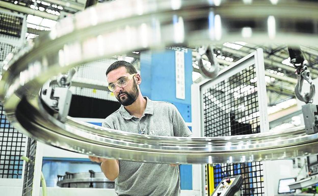 Un empleado trabaja en una planta de ITP Aero. 
