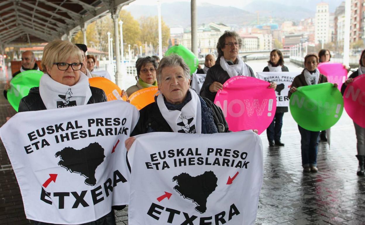 Familiares de presos de ETA durante una movilización por los reclusos de la banda.