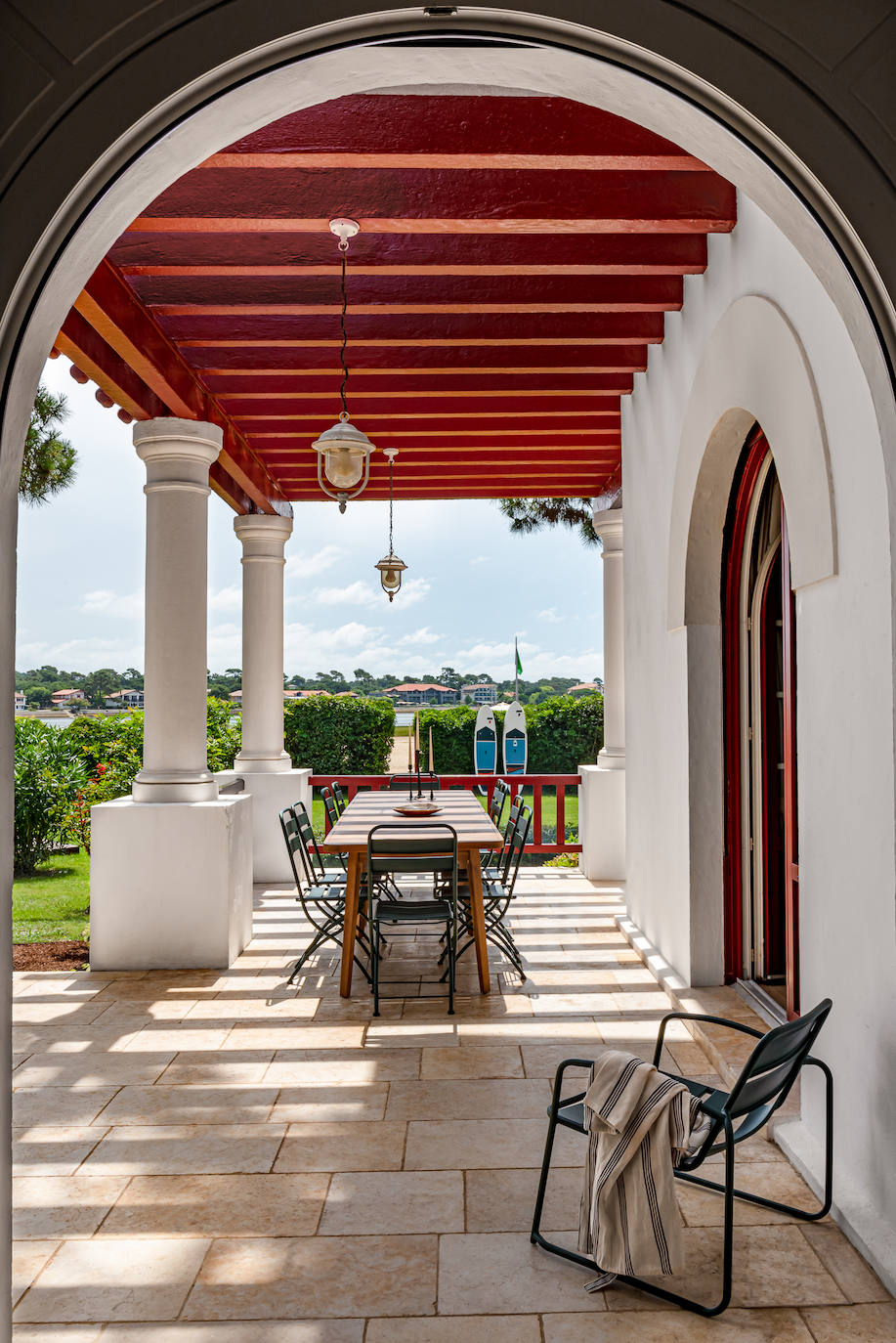 Fotos: La casa más bonita de Las Landas es rojiblanca, con una piscina espectacular (y se puede alquilar)