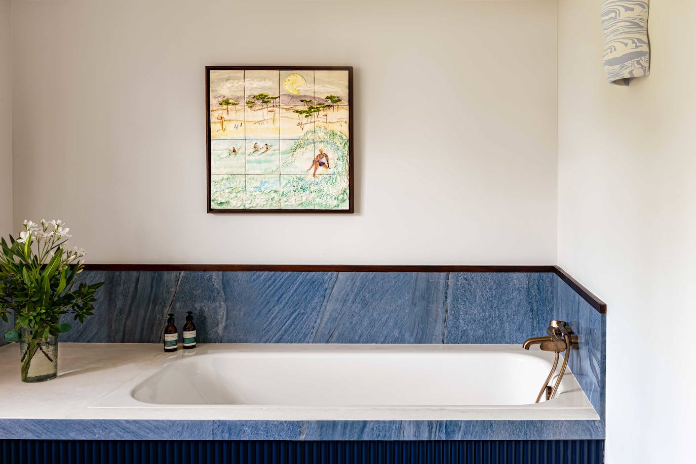 Fotos: La casa más bonita de Las Landas es rojiblanca, con una piscina espectacular (y se puede alquilar)