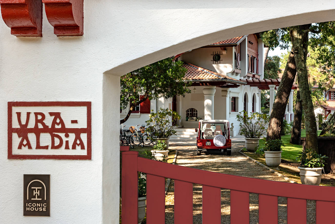 Fotos: La casa más bonita de Las Landas es rojiblanca, con una piscina espectacular (y se puede alquilar)