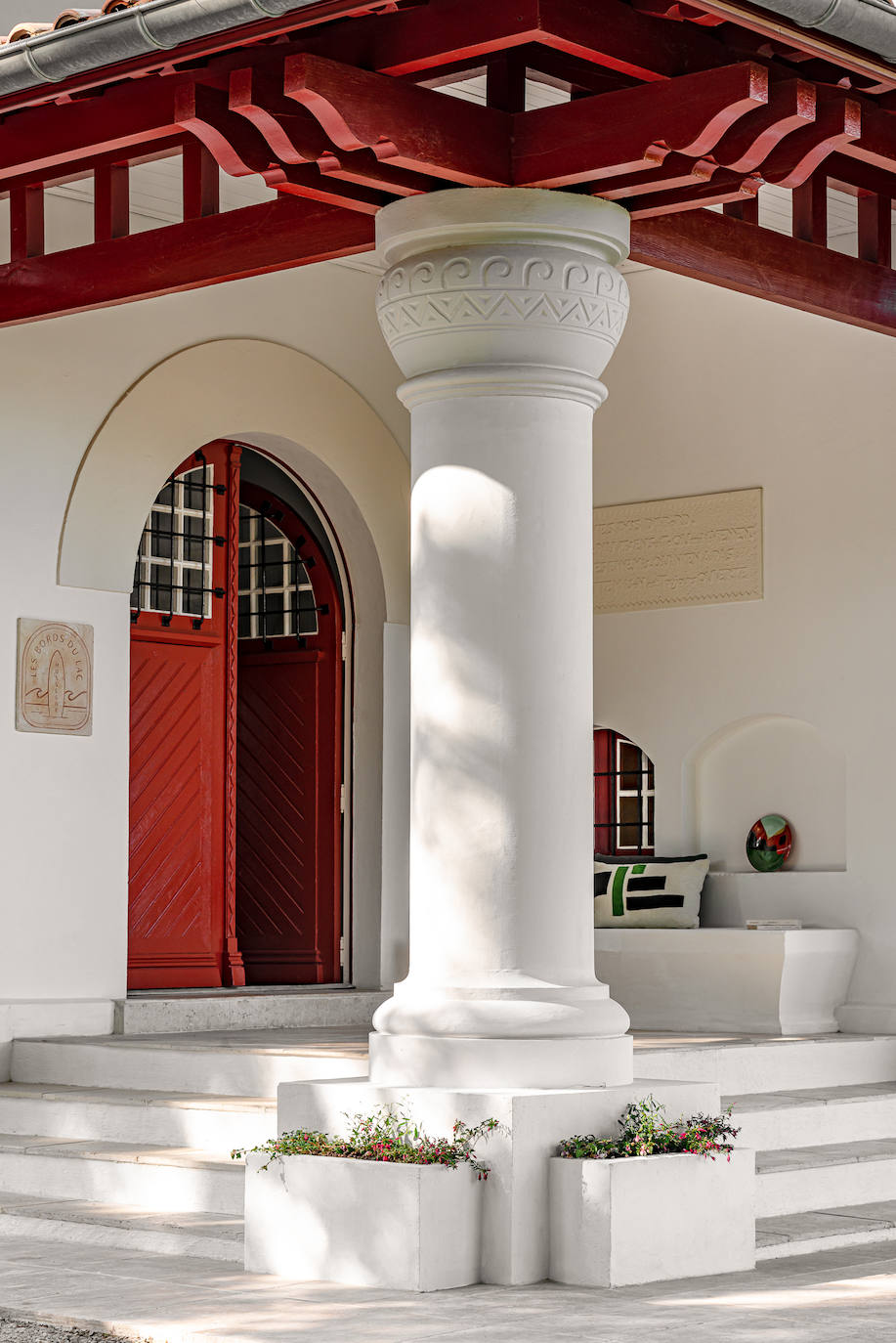 Fotos: La casa más bonita de Las Landas es rojiblanca, con una piscina espectacular (y se puede alquilar)