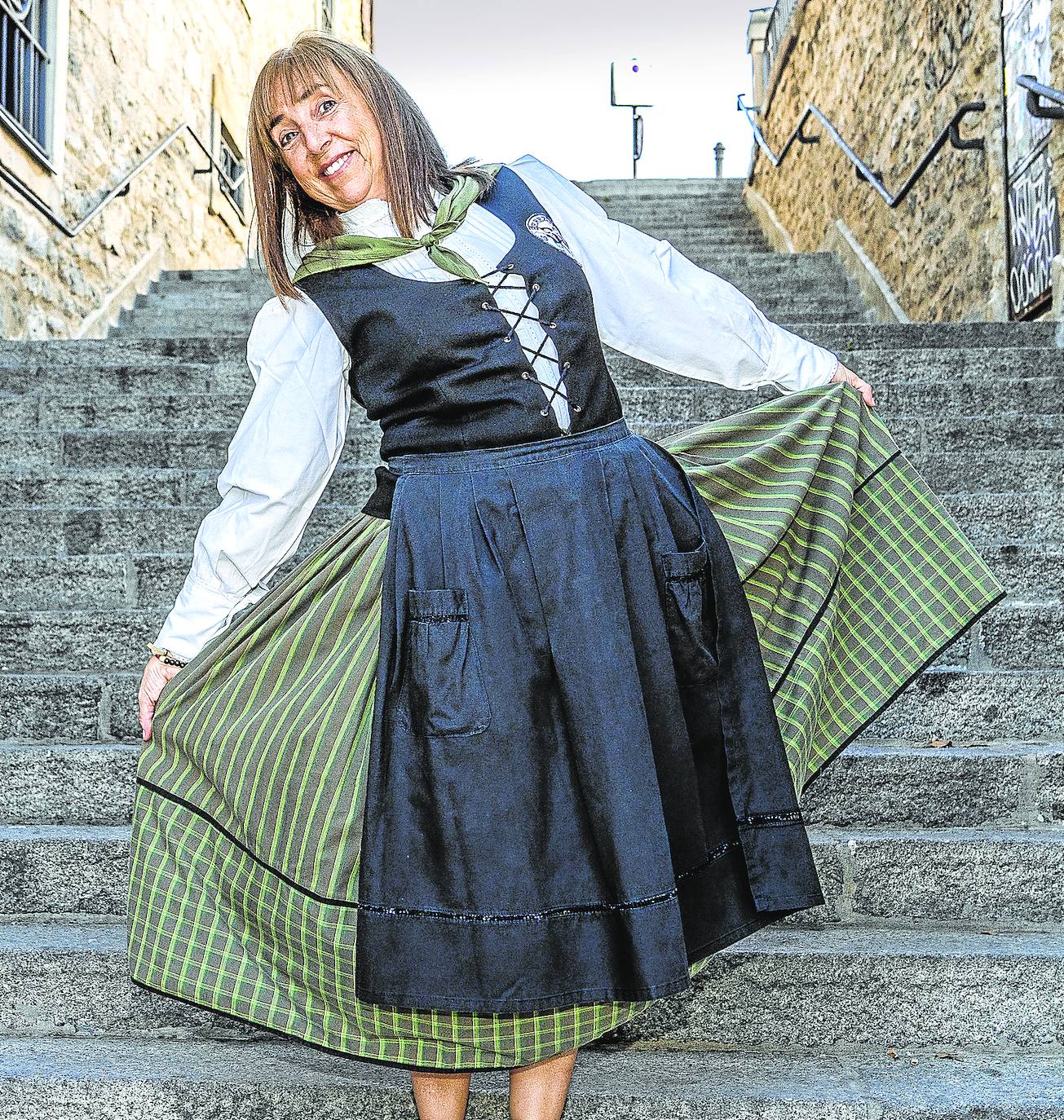 De Bereziak. Begoña Gómez con el traje de Bereziak impoluto y preparada para la fiesta.