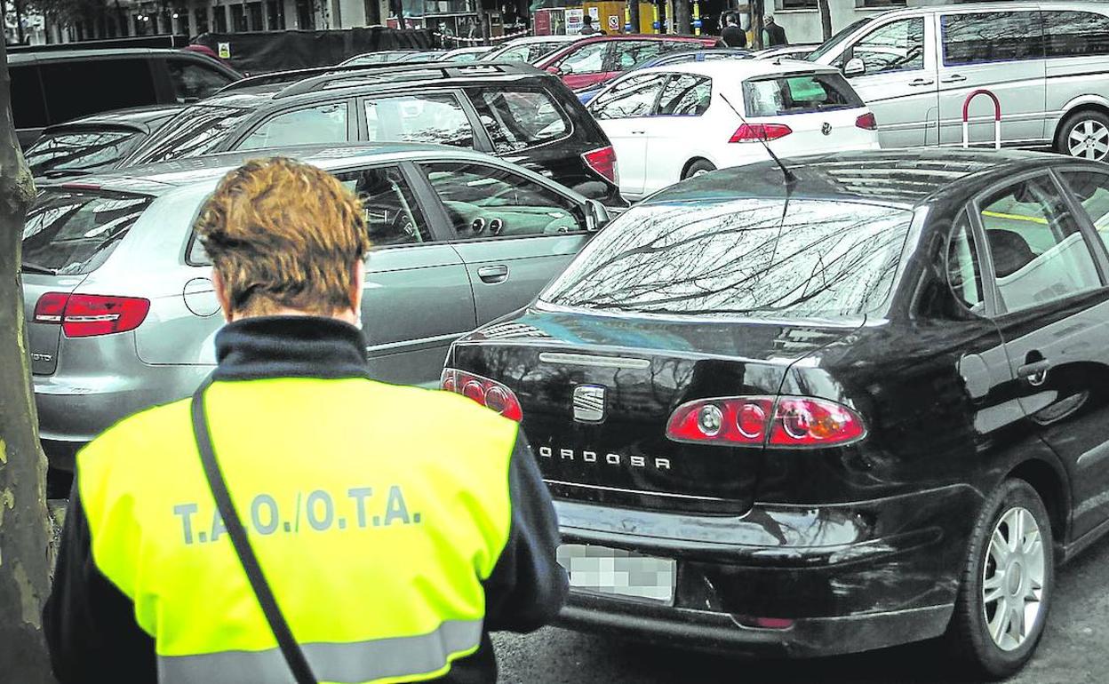 El grueso de los vigilantes pasará a desempeñar su trabajo en los coches destinados a controlar los vehículos mal estacionados. 