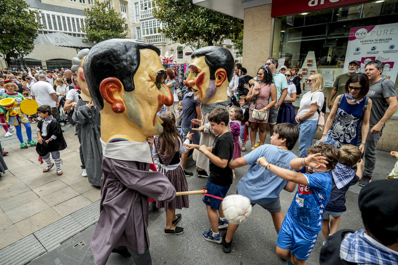 Fotos: Los Gigantes y Cabezudos toman Vitoria por las fiestas de La Blanca