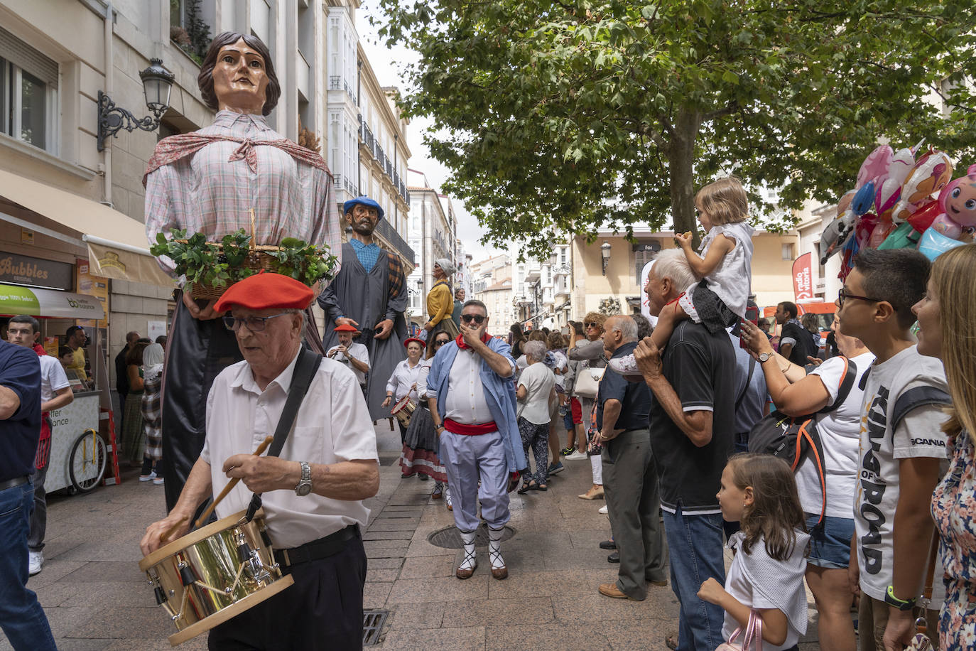 Fotos: Los Gigantes y Cabezudos toman Vitoria por las fiestas de La Blanca