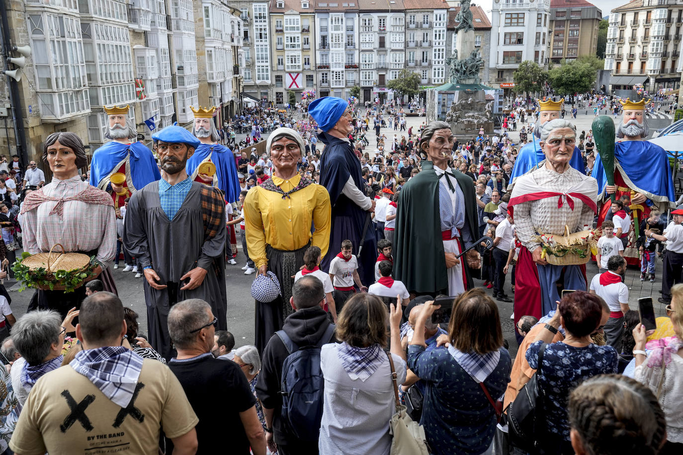Imagen. Los Gigantes y Cabezudos toman Vitoria por las fiestas de La Blanca