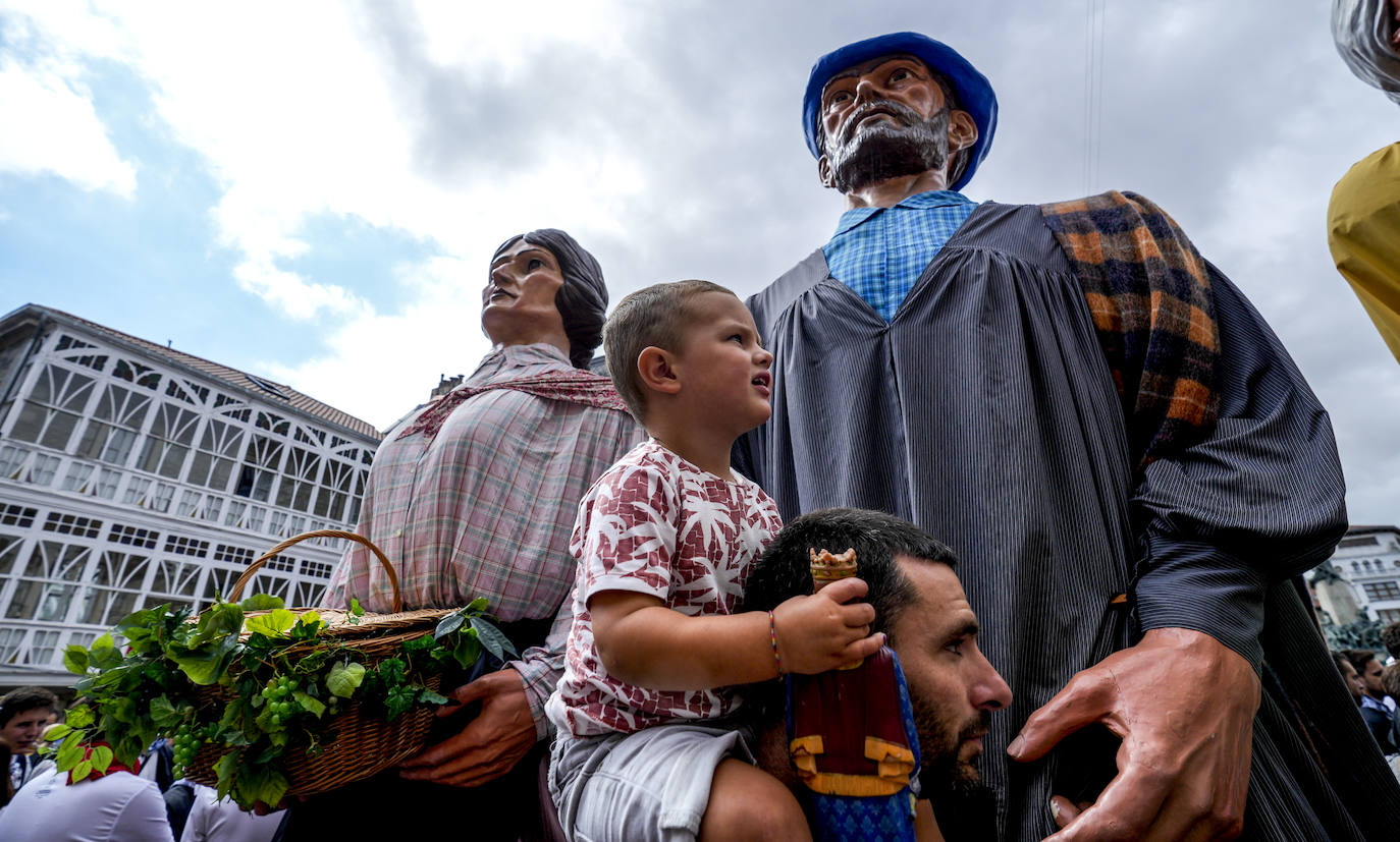 Fotos: Los Gigantes y Cabezudos toman Vitoria por las fiestas de La Blanca