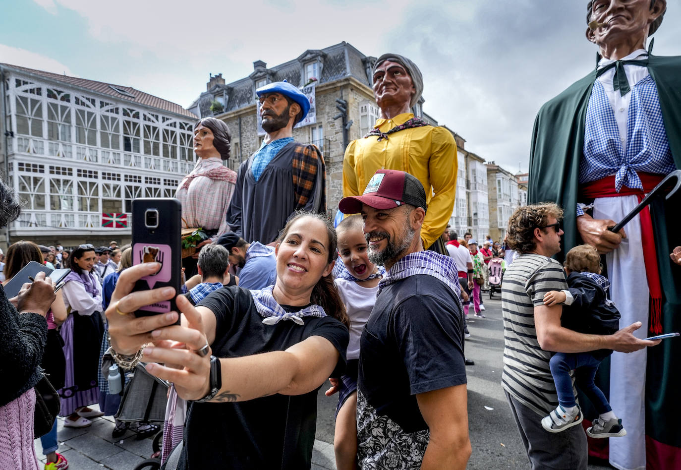 Fotos: Los Gigantes y Cabezudos toman Vitoria por las fiestas de La Blanca