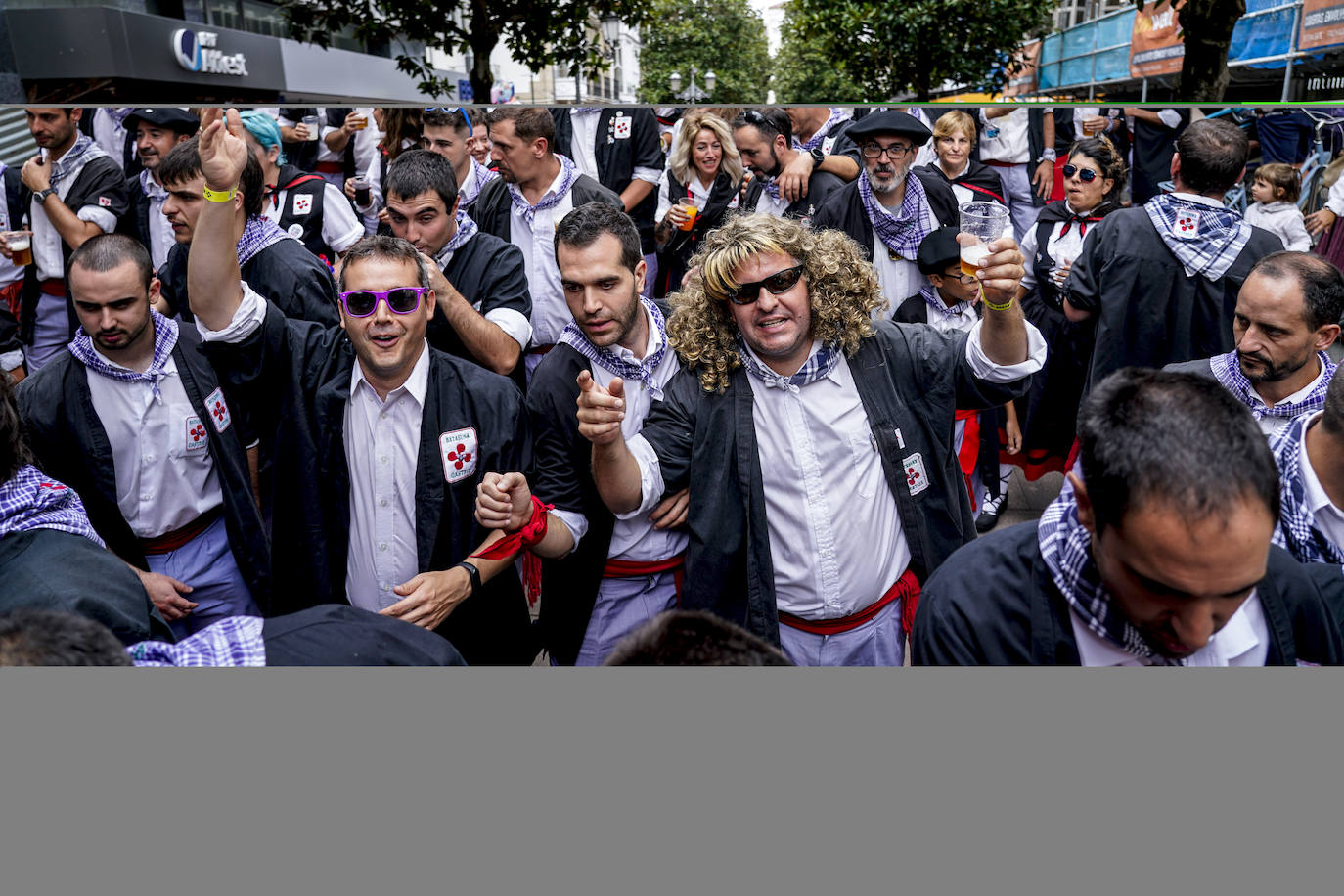 Fotos: Así ha sido el multitudinario paseíllo de blusas y neskas
