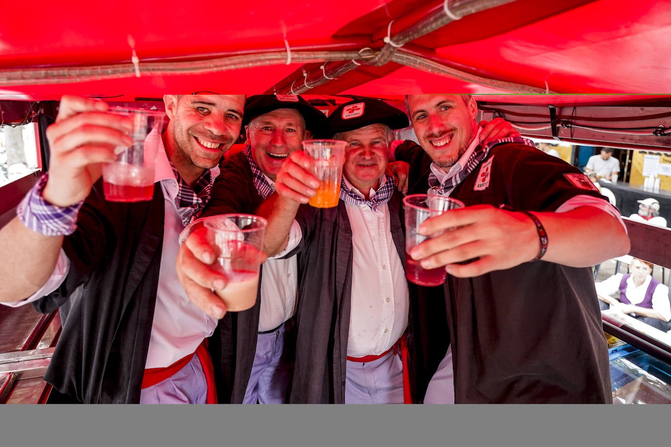 Fotos: Así ha sido el multitudinario paseíllo de blusas y neskas