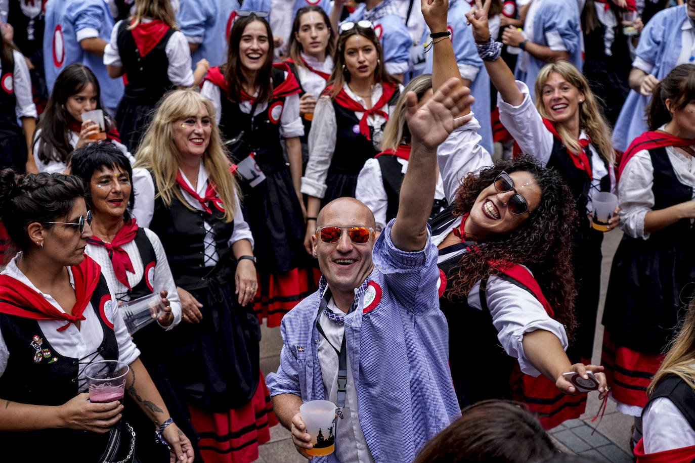 Fotos: Así ha sido el multitudinario paseíllo de blusas y neskas