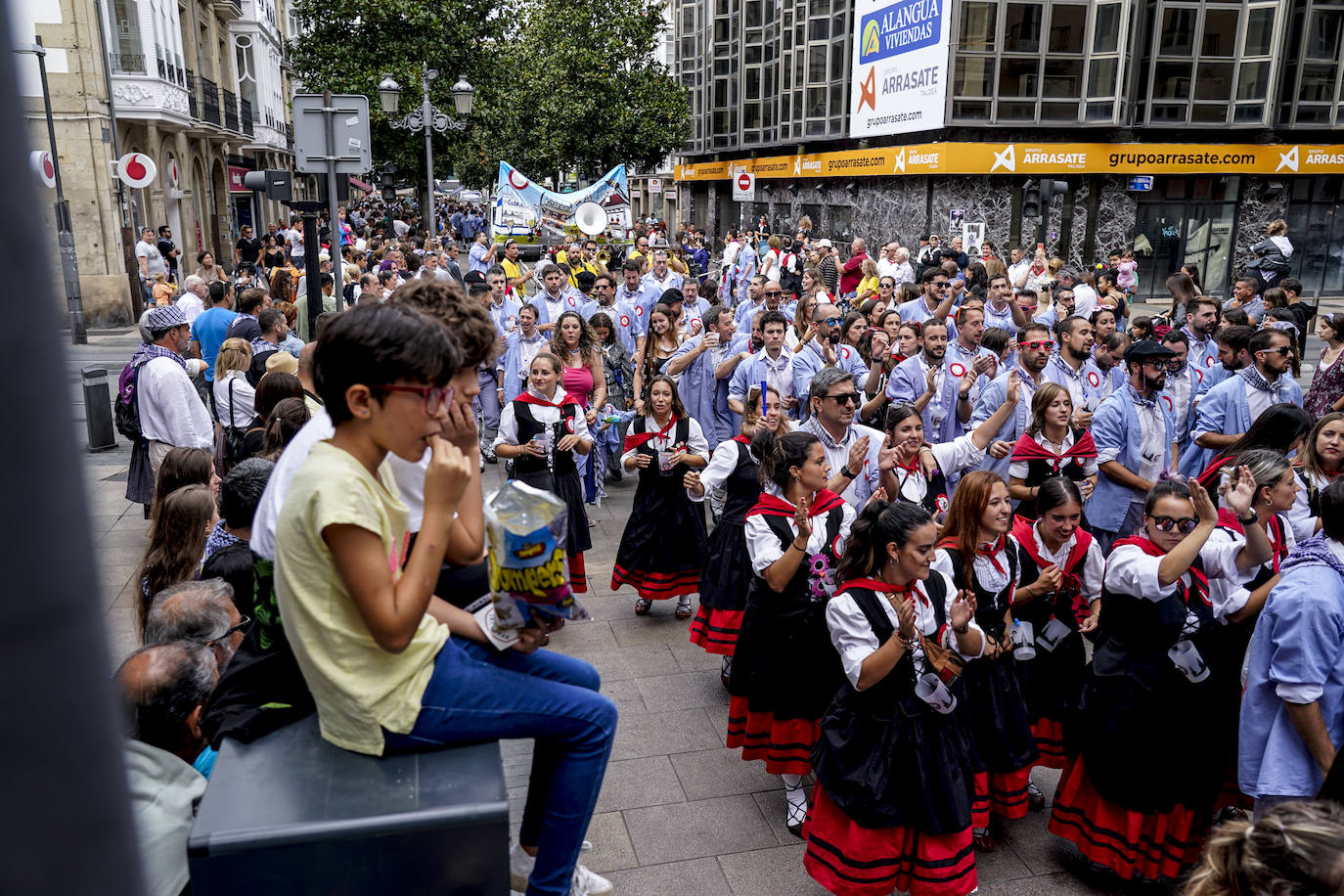 Fotos: Así ha sido el multitudinario paseíllo de blusas y neskas