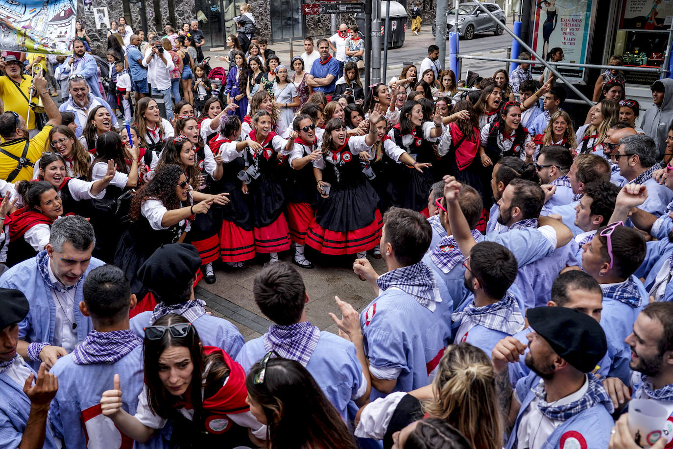 Fotos: Así ha sido el multitudinario paseíllo de blusas y neskas