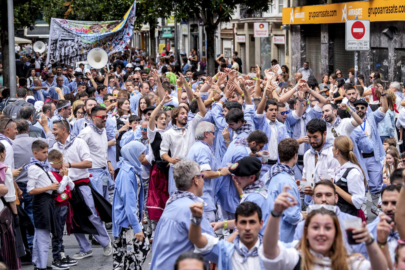 Fotos: Así ha sido el multitudinario paseíllo de blusas y neskas