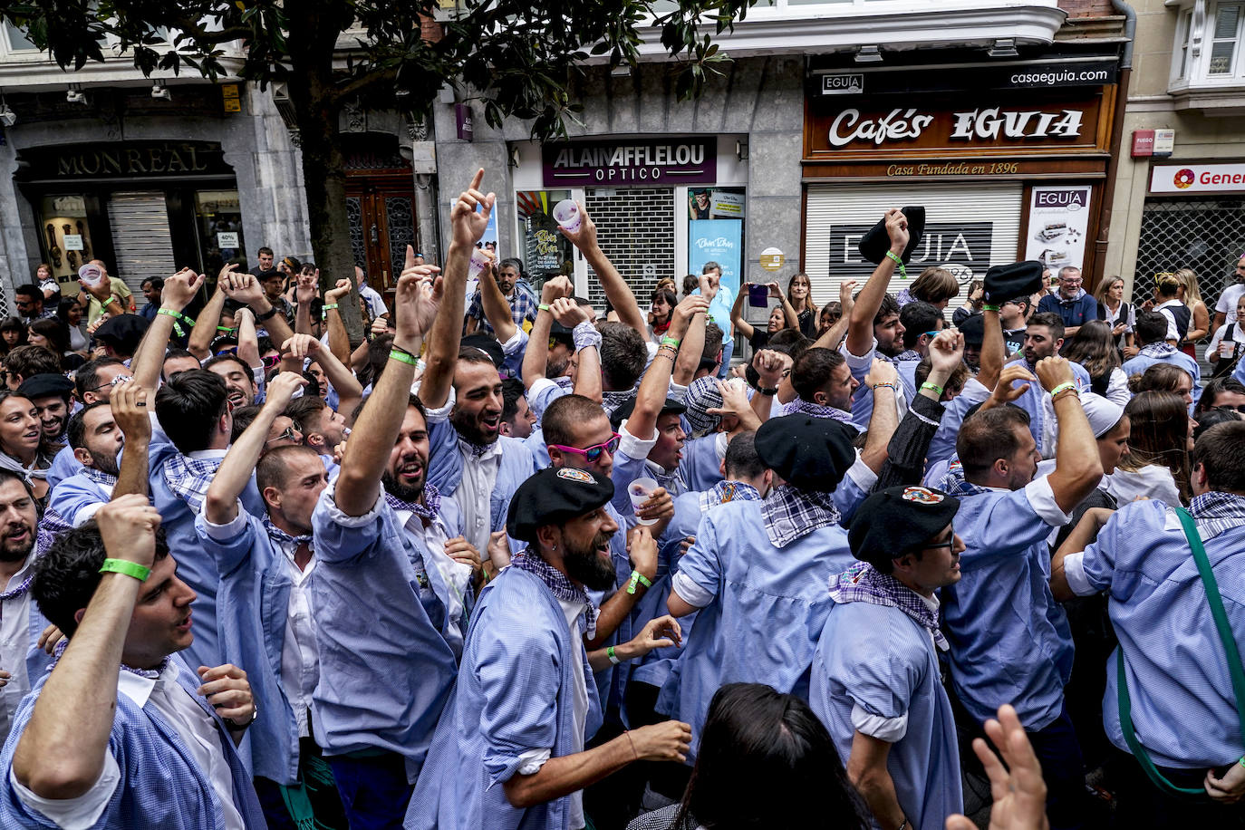 Fotos: Así ha sido el multitudinario paseíllo de blusas y neskas