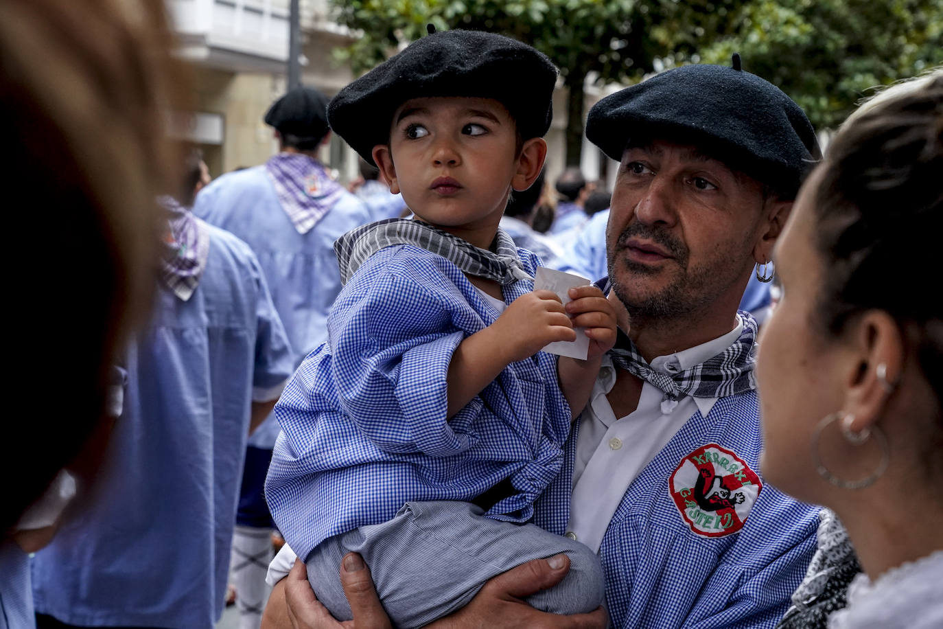 Fotos: Así ha sido el multitudinario paseíllo de blusas y neskas