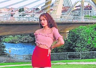 Imagen secundaria 1 - Abajo a la izquierda, Ángela, en una foto cedida por la familia; a la derecha, las heridas que le ha provocado el atropello; y, arriba en el centro, estado en el que quedó el coche junto a la discoteca Fever. 