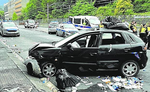 Imagen principal - Abajo a la izquierda, Ángela, en una foto cedida por la familia; a la derecha, las heridas que le ha provocado el atropello; y, arriba en el centro, estado en el que quedó el coche junto a la discoteca Fever. 
