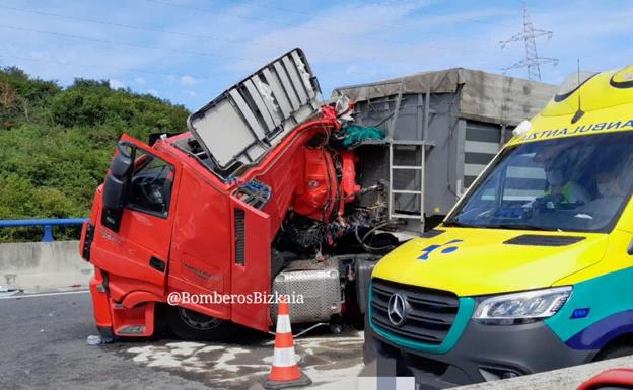 Uno de los camiones accidentados este viernes en la Supersur .