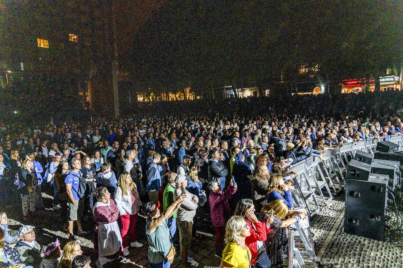 Fotos: Mikel Erentxun tira de oficio y nostalgia pese al bajón de público