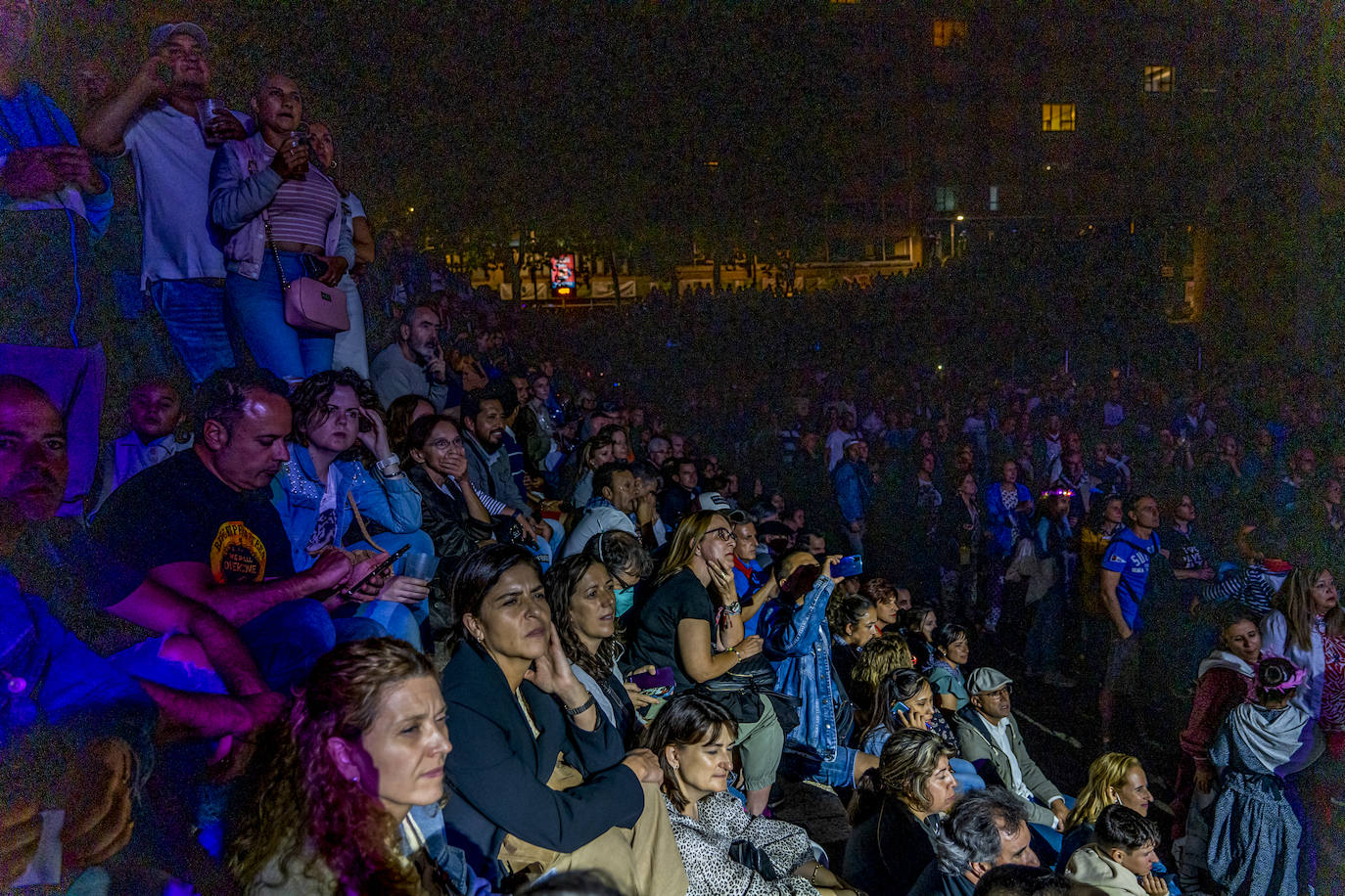 Fotos: Mikel Erentxun tira de oficio y nostalgia pese al bajón de público