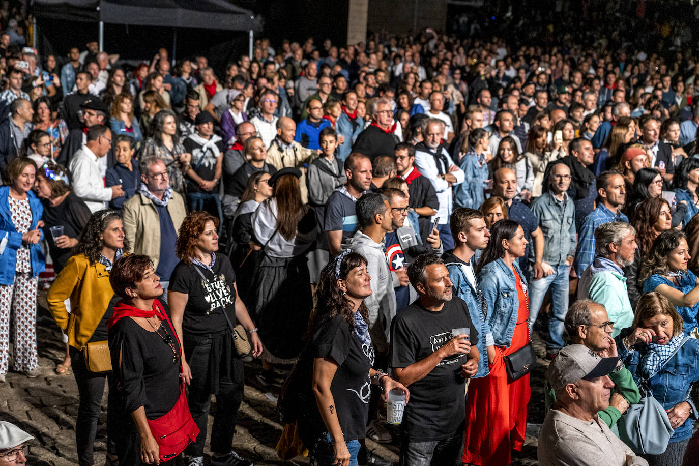 Fotos: Mikel Erentxun tira de oficio y nostalgia pese al bajón de público